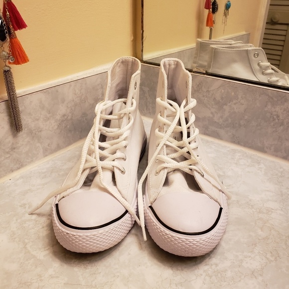 Airwalk Shoes - Cute White High Tops 🎀